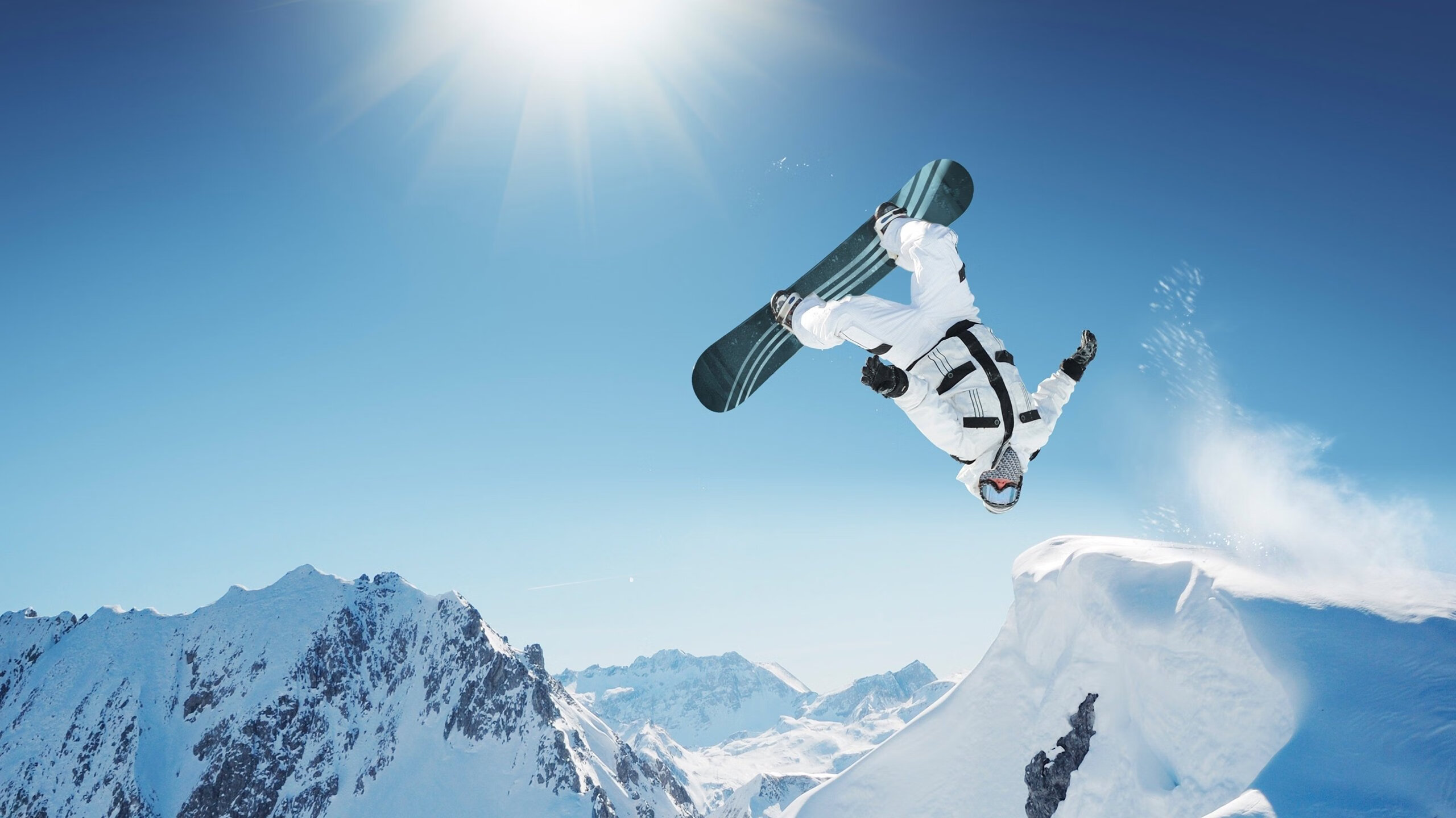 激光对战+体能障碍综合赛 跑跳翻滚中完成“击中任务”